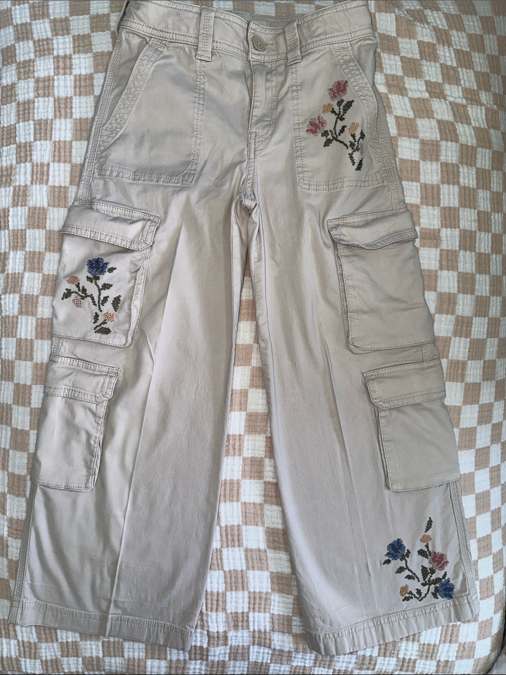 Abercrombie Kids Embroidered Beige Utility Cargo Pants in Size 9/10 Short